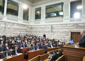Στη Βουλή ρυθμίσεις του Υπουργείου Υγείας για κρίσεις και αμοιβές γιατρών, ειδική αγωγή και clawback