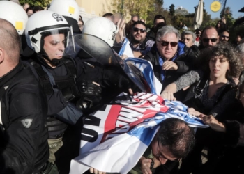 «Πόλεμος» στον ιατρικό κόσμο: Τι προκάλεσε τα χθεσινά θλιβερά επεισόδια στην ημερίδα στο Ζάππειο