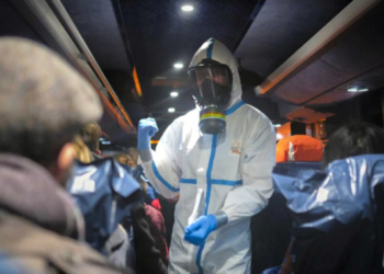 Κοροναϊός: Γιατί εξαπλώνεται τόσο γρήγορα – Επιβιώνει έως 9 ημέρες
