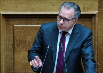 «Βόμβες» Κουμουτσάκου στη Βουλή: ΜΚΟ, δικηγόροι, γιατροί σε κυκλώματα εκμετάλλευσης μεταναστών
